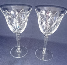 Lade das Bild in den Galerie-Viewer, 2er Set WEIßWEIN~ GETRÄNKEGLÄSER - Hartglas, Geschliffen Linien Streifen Karo Motiv Dekor