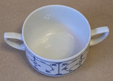 Lade das Bild in den Galerie-Viewer, 2er Set SUPPENTASSEN - Porzellan, Indisch Blau Strohblumen Motiv Dekor