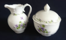 Lade das Bild in den Galerie-Viewer, 3er Set MILCHKÄNNCHEN & ZUCKERDOSE MIT DECKEL "Viola" - Porzellan, Flora Veilchen Blumenblüten Blatt Blätter Motiv Dekor