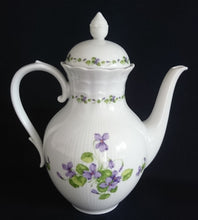 Lade das Bild in den Galerie-Viewer, TEEKANNE MIT DECKEL "Viola" - Porzellan, Flora Veilchen Blumenblüten Blatt Blätter Motiv Dekor