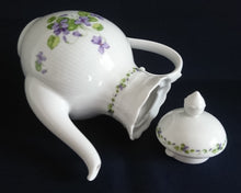 Lade das Bild in den Galerie-Viewer, TEEKANNE MIT DECKEL "Viola" - Porzellan, Flora Veilchen Blumenblüten Blatt Blätter Motiv Dekor