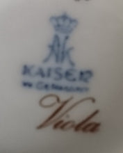 Lade das Bild in den Galerie-Viewer, 2er Set 3er KAFFEEGEDECKE "Viola" - Porzellan, Flora Veilchen Blumenblüten Blatt Blätter Motiv Dekor