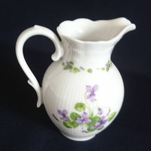 Lade das Bild in den Galerie-Viewer, MILCHKÄNNCHEN "Viola" - Porzellan, Flora Veilchen Blumenblüten Blatt Blätter Motiv Dekor