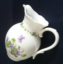 Lade das Bild in den Galerie-Viewer, MILCHKÄNNCHEN "Viola" - Porzellan, Flora Veilchen Blumenblüten Blatt Blätter Motiv Dekor
