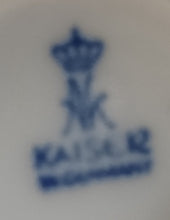 Lade das Bild in den Galerie-Viewer, MILCHKÄNNCHEN "Viola" - Porzellan, Flora Veilchen Blumenblüten Blatt Blätter Motiv Dekor