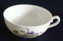 Lade das Bild in den Galerie-Viewer, TEETASSE "Viola" - Porzellan, Flora Veilchen Blumenblüten Blatt Blätter Motiv Dekor