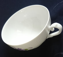 Lade das Bild in den Galerie-Viewer, TEETASSE "Viola" - Porzellan, Flora Veilchen Blumenblüten Blatt Blätter Motiv Dekor