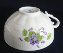 Lade das Bild in den Galerie-Viewer, 3er TEEGEDECK "Viola" - Porzellan, Flora Veilchen Blumenblüten Blatt Blätter Motiv Dekor