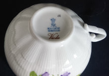 Lade das Bild in den Galerie-Viewer, 2er Set TEETASSEN "Viola" - Porzellan, Flora Veilchen Blumenblüten Blatt Blätter Motiv Dekor