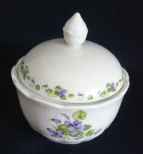 Lade das Bild in den Galerie-Viewer, 3er Set MILCHKÄNNCHEN & ZUCKERDOSE MIT DECKEL "Viola" - Porzellan, Flora Veilchen Blumenblüten Blatt Blätter Motiv Dekor