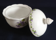 Lade das Bild in den Galerie-Viewer, 3er Set MILCHKÄNNCHEN & ZUCKERDOSE MIT DECKEL "Viola" - Porzellan, Flora Veilchen Blumenblüten Blatt Blätter Motiv Dekor