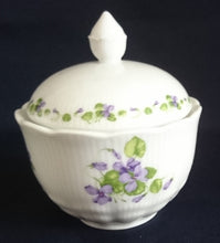 Lade das Bild in den Galerie-Viewer, 3er Set MILCHKÄNNCHEN & ZUCKERDOSE MIT DECKEL "Viola" - Porzellan, Flora Veilchen Blumenblüten Blatt Blätter Motiv Dekor