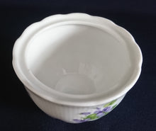 Lade das Bild in den Galerie-Viewer, ZUCKERDOSE MIT DECKEL "Viola" - Porzellan, Flora Veilchen Blumenblüten Blatt Blätter Motiv Dekor