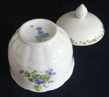 Lade das Bild in den Galerie-Viewer, 3er Set MILCHKÄNNCHEN & ZUCKERDOSE MIT DECKEL "Viola" - Porzellan, Flora Veilchen Blumenblüten Blatt Blätter Motiv Dekor