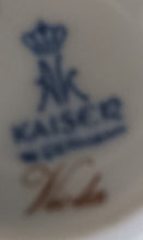 Lade das Bild in den Galerie-Viewer, ZUCKERDOSE MIT DECKEL "Viola" - Porzellan, Flora Veilchen Blumenblüten Blatt Blätter Motiv Dekor