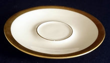 Lade das Bild in den Galerie-Viewer, UNTERTASSE - Porzellan, Breiter Goldrand Außen Linienrand Innen Motiv Dekor (BC)