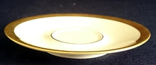 Lade das Bild in den Galerie-Viewer, UNTERTASSE - Porzellan, Breiter Goldrand Außen Linienrand Innen Motiv Dekor (BC)