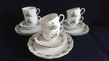Lade das Bild in den Galerie-Viewer, 2er Set 2er KAFFEEGEDECKE "Viola" - Porzellan, Flora Veilchen Blumenblüten Blatt Blätter Motiv Dekor
