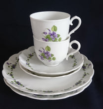 Lade das Bild in den Galerie-Viewer, 18 Teiliges KAFFEESERVICE "Viola" - Porzellan, Flora Veilchen Blumenblüten Blatt Blätter Motiv Dekor