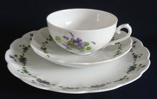 Lade das Bild in den Galerie-Viewer, 2er Set 3er KAFFEEGEDECKE "Viola" - Porzellan, Flora Veilchen Blumenblüten Blatt Blätter Motiv Dekor