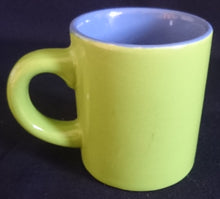 Lade das Bild in den Galerie-Viewer, KINDER~ GETRÄNKETASSE - Keramik / Steingut, Verrückter Wahnsinniger Gesichtsausdruck Zunge Auge Nase Mund Motiv Dekor