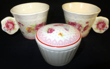 Lade das Bild in den Galerie-Viewer, 6er Set MOCCA KAFFEEGETRÄNKE SERVIER GESCHENKESET - Keramik / Steingut & Hartglas, Flora Rosen Blumenblüten Tiere Schmetterlinge Abstrakt Linien Motiv Dekor (BC)