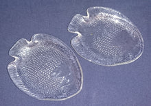 Lade das Bild in den Galerie-Viewer, ABLAGESCHÄLCHEN - Hartglas, Fischform Schuppen Punkte Kreise Relief Motiv Dekor