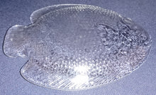 Lade das Bild in den Galerie-Viewer, ABLAGESCHÄLCHEN - Hartglas, Fischform Schuppen Punkte Kreise Relief Motiv Dekor