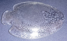 Lade das Bild in den Galerie-Viewer, 2er Set ABLAGESCHÄLCHEN - Hartglas, Fischform Schuppen Punkte Kreise Relief Motiv Dekor