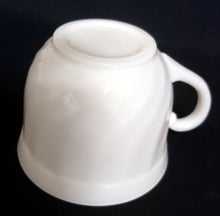 Lade das Bild in den Galerie-Viewer, KAFFEETASSE - Acrylglas, Einfärbiges Gastronomisches Wellenartiges Relief Motiv Dekor