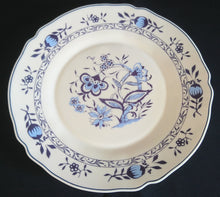 Lade das Bild in den Galerie-Viewer, SPEISETELLER - Acrylglas, Zwiebelmuster Gewellter Rand Relief Motiv Dekor