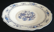 Lade das Bild in den Galerie-Viewer, SUPPENTELLER - Acrylglas, Zwiebelmuster Gewellter Rand Relief Motiv Dekor