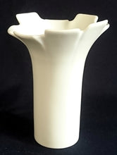 Lade das Bild in den Galerie-Viewer, KLEINE BLUMENVASE - Porzellan, Flora Aufblühende Blumenblüten Gewölbter Rand Motiv Dekor