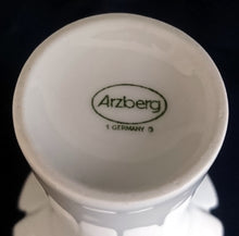 Lade das Bild in den Galerie-Viewer, KLEINE BLUMENVASE - Porzellan, Flora Aufblühende Blumenblüten Gewölbter Rand Motiv Dekor