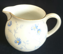 Lade das Bild in den Galerie-Viewer, MILCHKÄNNCHEN - Porzellan, Flora Vergiss mein nicht Blumenblüten Pflanzen Motiv Dekor