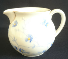 Lade das Bild in den Galerie-Viewer, MILCHKÄNNCHEN - Porzellan, Flora Vergiss mein nicht Blumenblüten Pflanzen Motiv Dekor