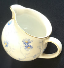 Lade das Bild in den Galerie-Viewer, MILCHKÄNNCHEN - Porzellan, Flora Vergiss mein nicht Blumenblüten Pflanzen Motiv Dekor