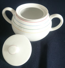 Lade das Bild in den Galerie-Viewer, 3er Set MILCHKÄNNCHEN & ZUCKERDOSE MIT DECKEL "Rainbow" - Porzellan, Linien Streifen Dekor