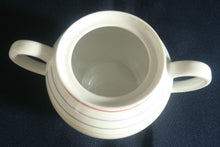 Lade das Bild in den Galerie-Viewer, 3er Set MILCHKÄNNCHEN & ZUCKERDOSE MIT DECKEL "Rainbow" - Porzellan, Linien Streifen Dekor