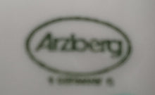 Lade das Bild in den Galerie-Viewer, 3er Set MILCHKÄNNCHEN & ZUCKERDOSE MIT DECKEL "Rainbow" - Porzellan, Linien Streifen Dekor