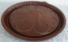 Lade das Bild in den Galerie-Viewer, TORTENBODEN BACKFORM - Keramik / Steingut, Flora Blumenblüte Geriffelter Innenrand Relief Dekor (BC)