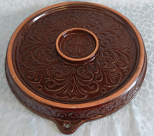 Lade das Bild in den Galerie-Viewer, TORTENBODEN BACKFORM - Keramik / Steingut, Flora Blumenblüte Geriffelter Innenrand Relief Dekor (BC)