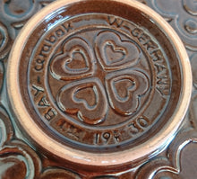 Lade das Bild in den Galerie-Viewer, TORTENBODEN BACKFORM - Keramik / Steingut, Flora Blumenblüte Geriffelter Innenrand Relief Dekor (BC)