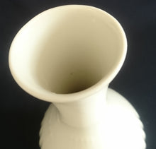 Lade das Bild in den Galerie-Viewer, BLUMENVASE - Porzellan, Einfärbiges Senkrechte Linien Striche Relief Motiv Dekor