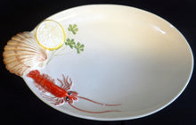 Lade das Bild in den Galerie-Viewer, SERVIERPLATTE - Keramik / Steingut, Meeresfrüchte Hummer Muschel Zitrone Kräuter 3D Relief Motiv Dekor, Handbemalt