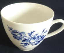 Lade das Bild in den Galerie-Viewer, TEETASSE "Henriette" - Porzellan Inglazed, Flora Rosenblumen Blüten Blatt Blätter Motiv Dekor