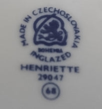 Lade das Bild in den Galerie-Viewer, UNTERTASSE "Henriette" - Porzellan Inglazed, Flora Rosenblumen Blüten Blatt Blätter Motiv Dekor