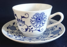 Lade das Bild in den Galerie-Viewer, ESPRESSO UNTERTASSE - Porzellan Inglazed, Traditionelles Zwiebelmuster Motiv Dekor