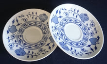 Lade das Bild in den Galerie-Viewer, ESPRESSO UNTERTASSE - Porzellan Inglazed, Traditionelles Zwiebelmuster Motiv Dekor