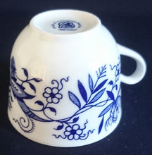 Lade das Bild in den Galerie-Viewer, 2er ESPRESSO GEDECK - Porzellan Inglazed, Traditionelles Zwiebelmuster Motiv Dekor